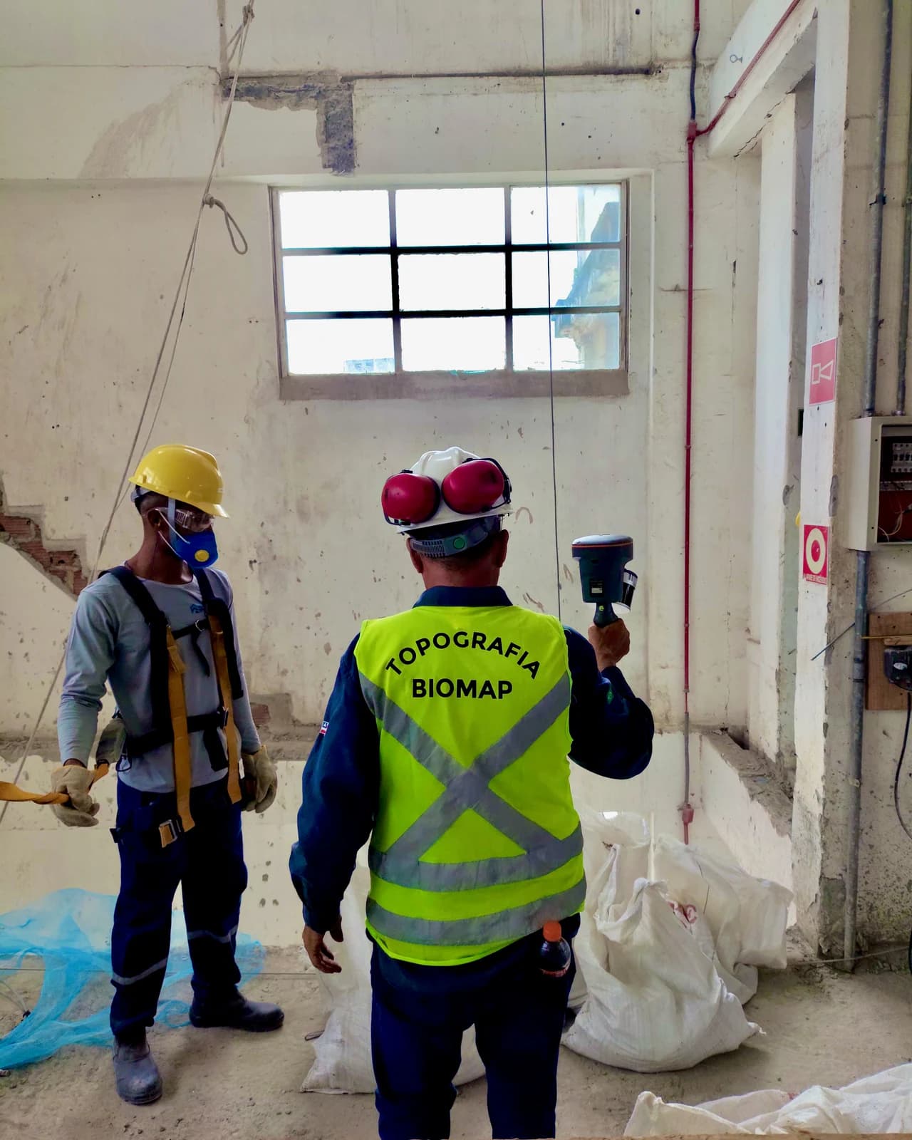 Dupla da equipe BIOMAP escaneando fachada industrial com o RS10 SLAM