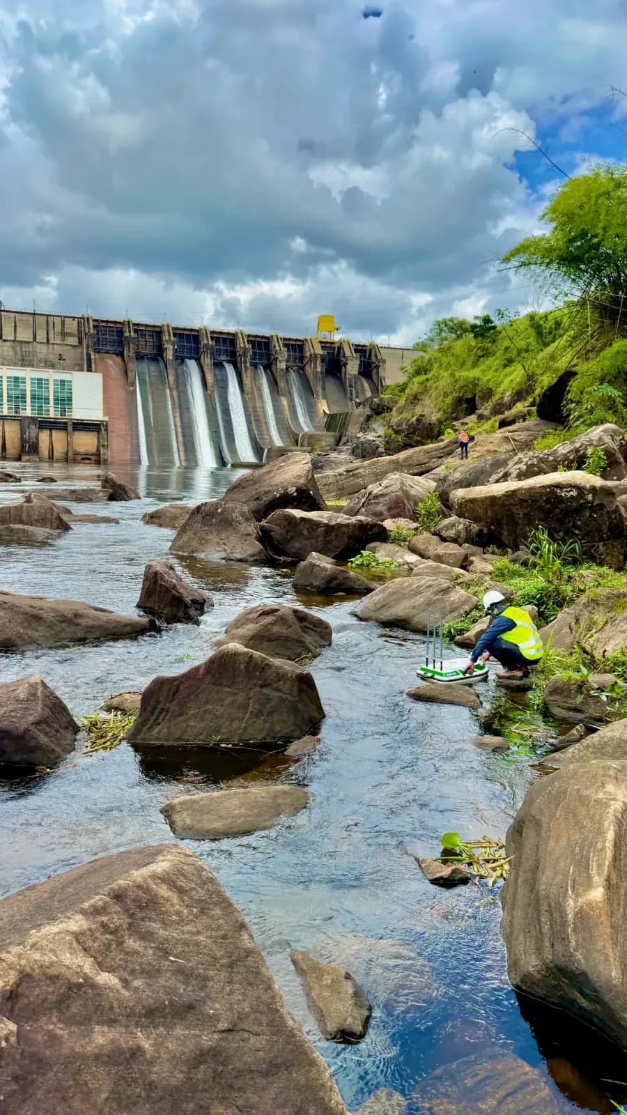 Levantamento batimétrico em barragem com vertedouro