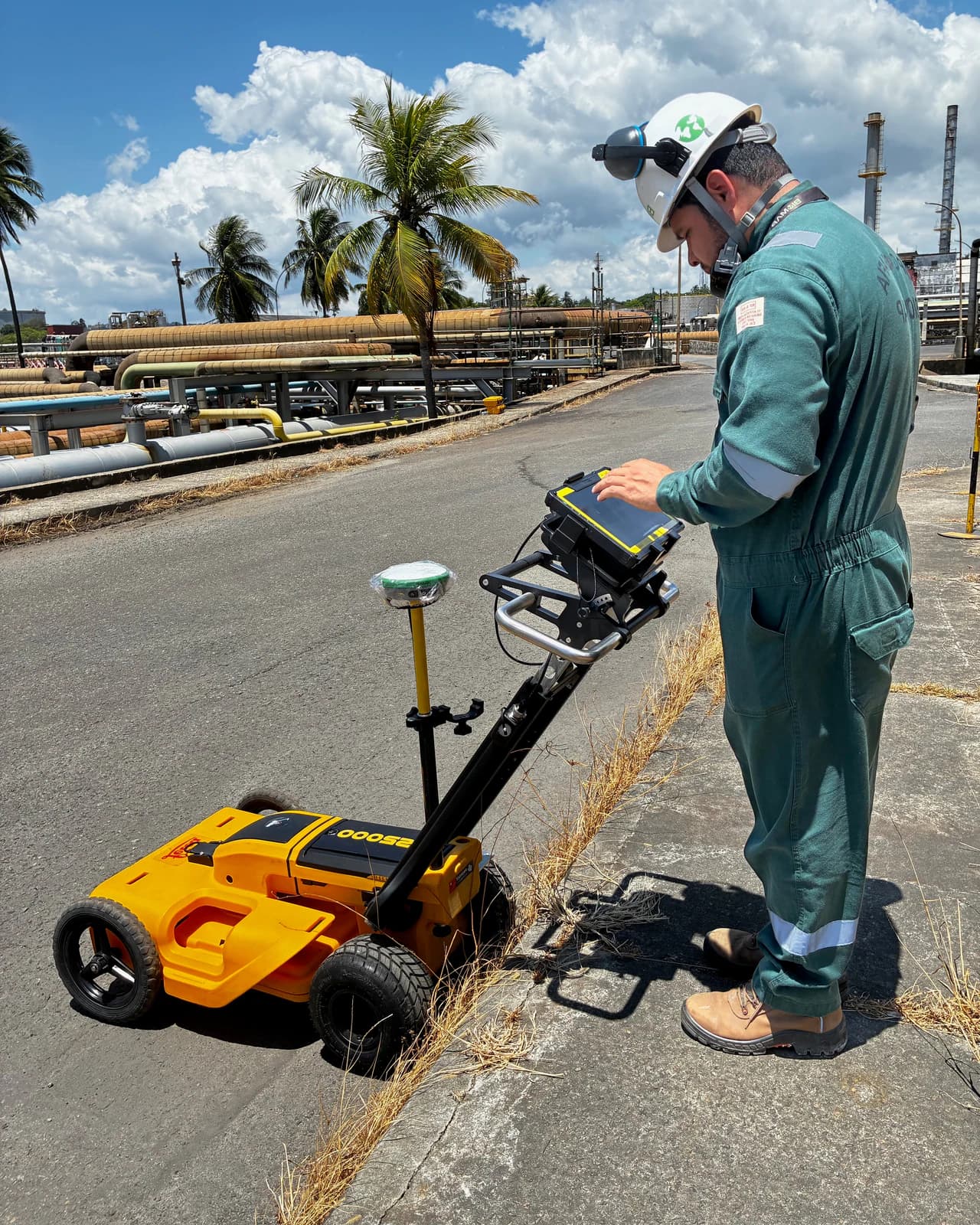 Equipe BIOMAP com GPR e GNSS em via pavimentada