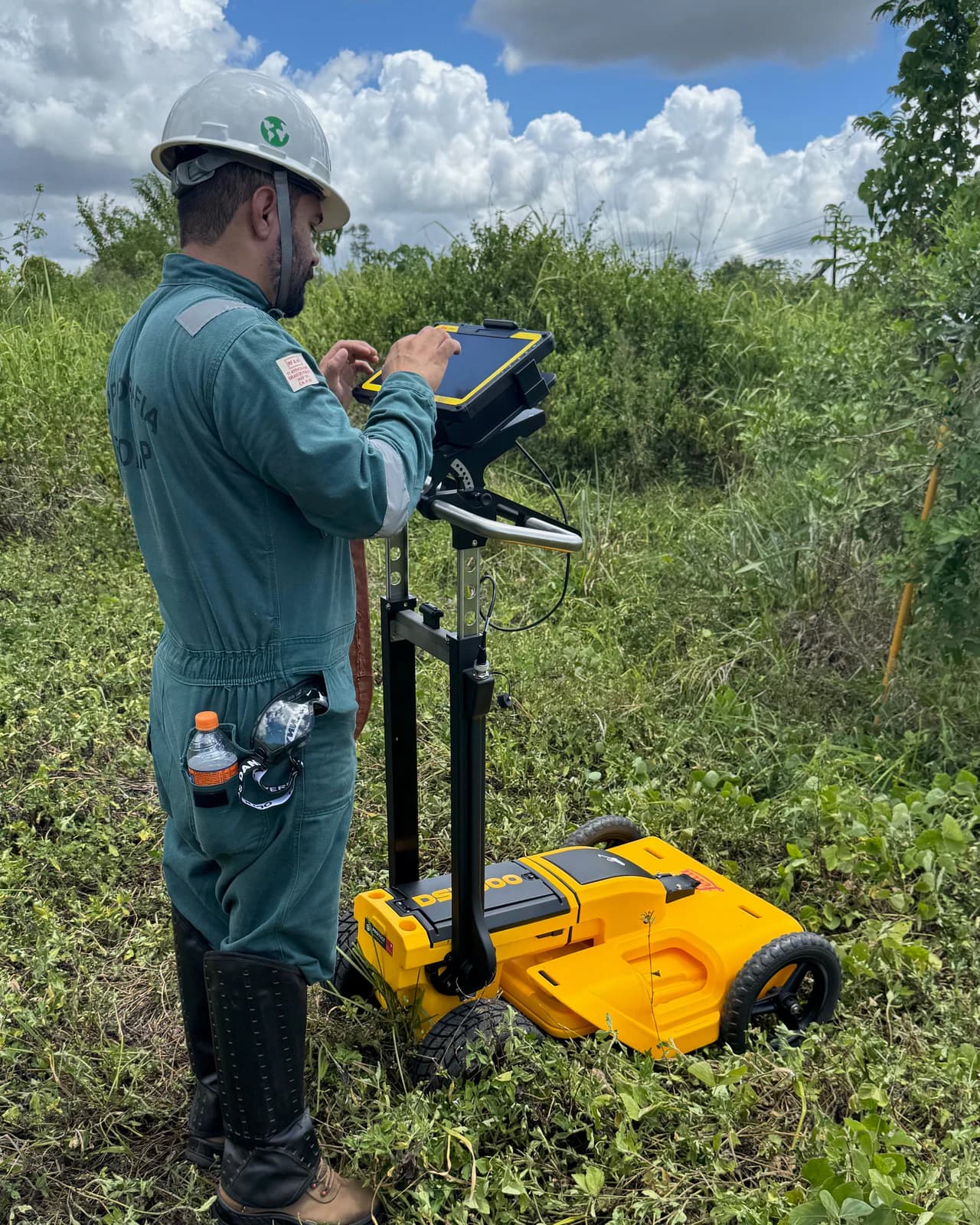 Operador BIOMAP com GPR e tablet em área de vegetação
