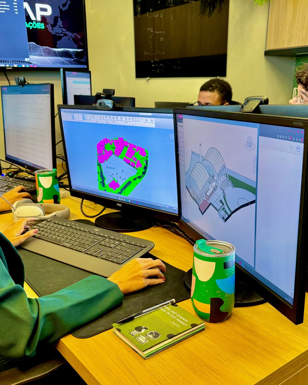 Equipe BIOMAP modelando em estação com múltiplos monitores