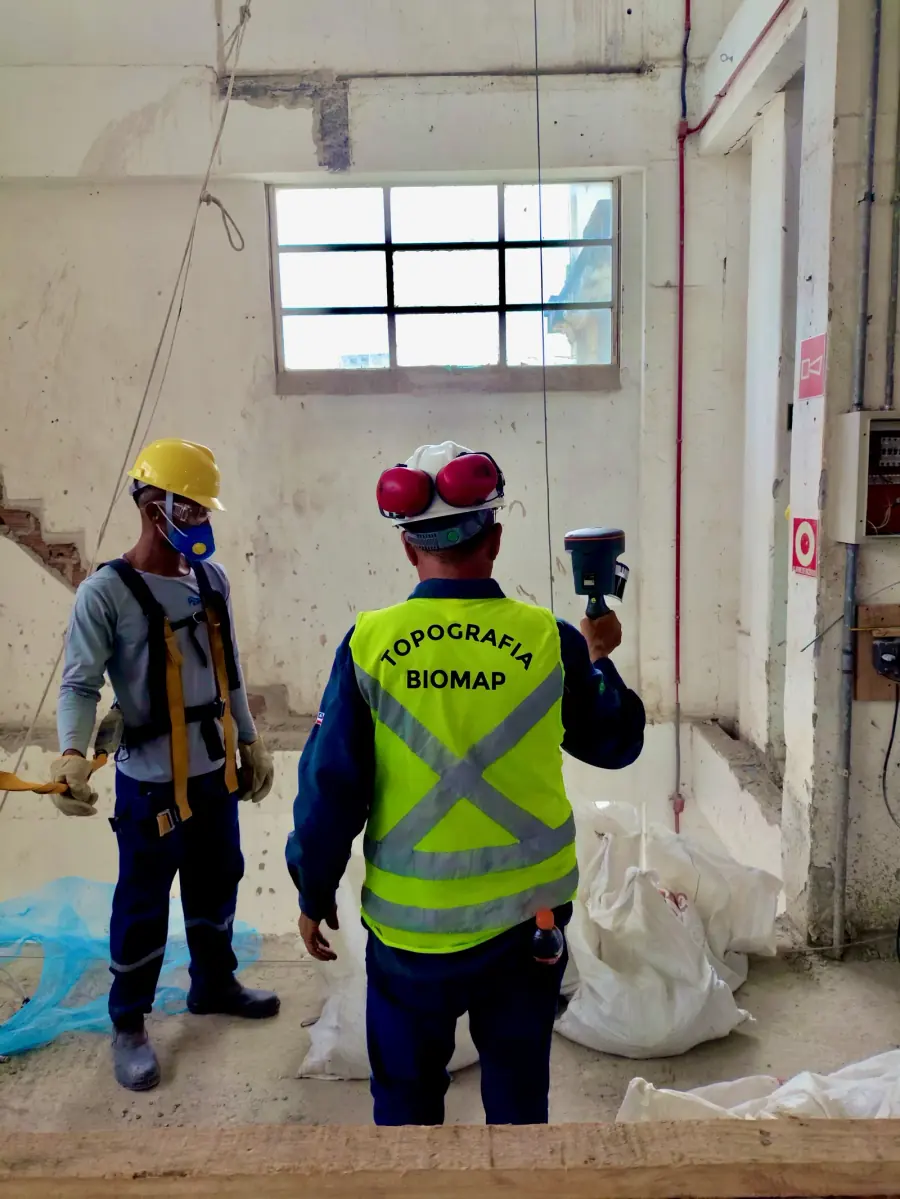 Dupla da equipe BIOMAP escaneando fachada industrial com o RS10 SLAM